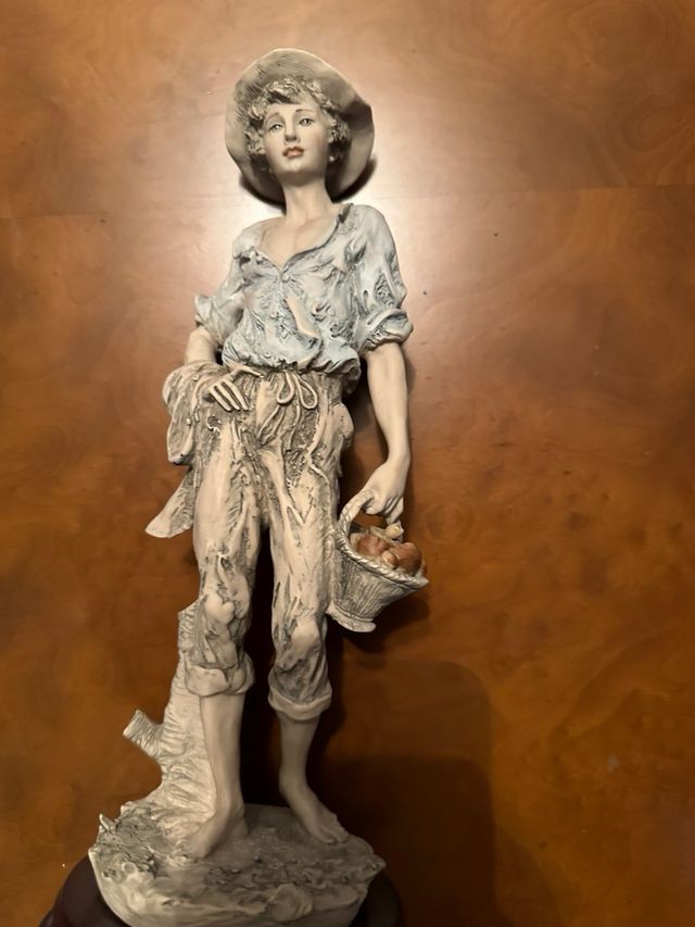 Escultura Niño Campesino Armani