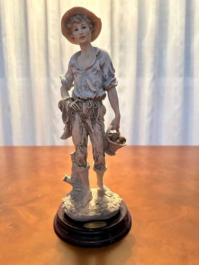 Escultura Niño Campesino Armani