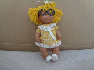 muñeca barriguitas de lana amarilla mulata con gaf