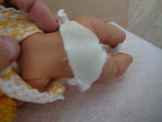 muñeca barriguitas de lana amarilla mulata con gaf