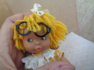 muñeca barriguitas de lana amarilla mulata con gaf