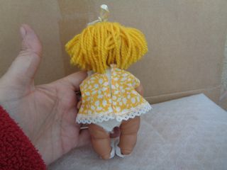 muñeca barriguitas de lana amarilla mulata con gaf
