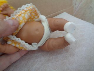 muñeca barriguitas de lana amarilla mulata con gaf