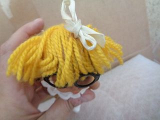 muñeca barriguitas de lana amarilla mulata con gaf