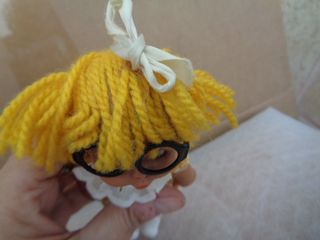 muñeca barriguitas de lana amarilla mulata con gaf