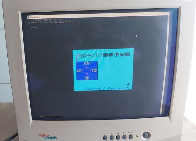 Monitor CRT Fujitsu Siemens 15" con repisa