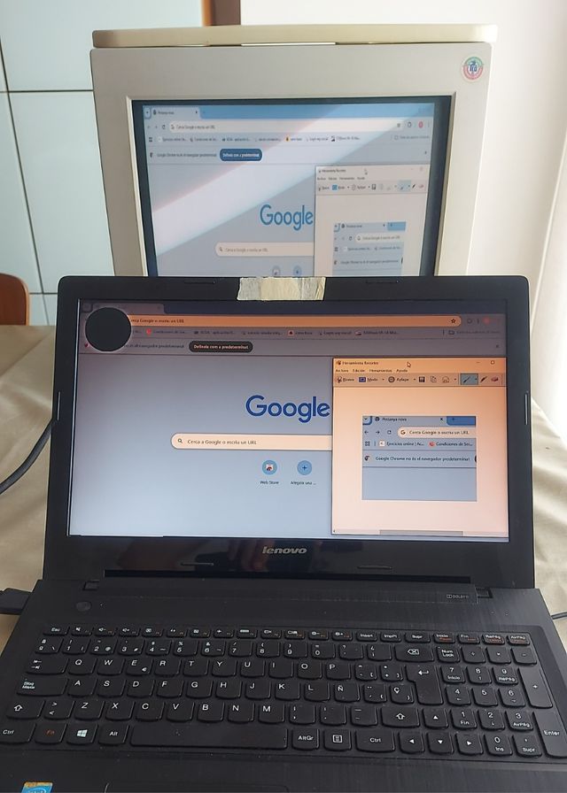 Monitor CRT Fujitsu Siemens 15" con repisa
