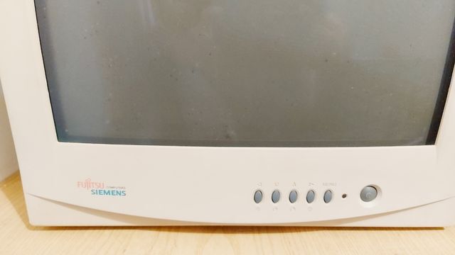 Monitor CRT Fujitsu Siemens 15" con repisa