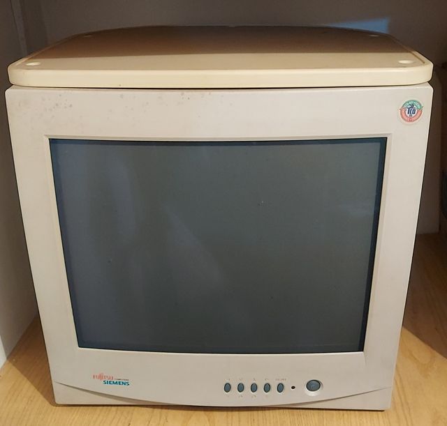 Monitor CRT Fujitsu Siemens 15" con repisa