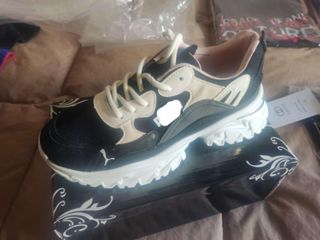 Zapatillas deportivas blancas y negras