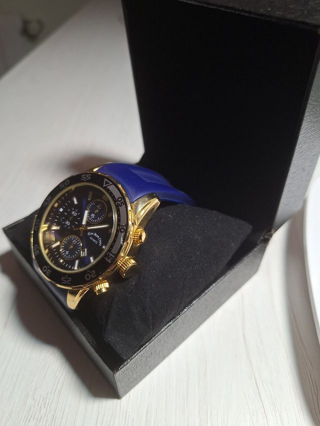 Reloj deportivo azul y dorado