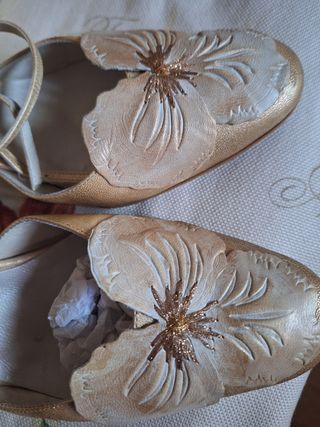 Zapatos y bolso Sino Vaello dorados