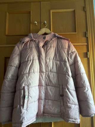 Abrigo rosa tipo parka de niña