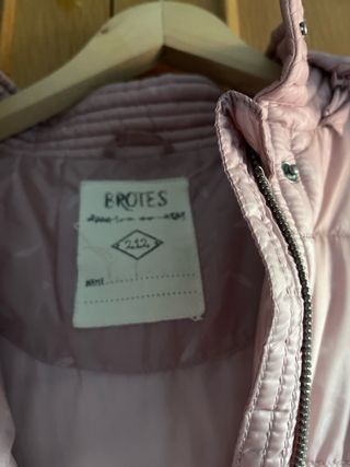 Abrigo rosa tipo parka de niña