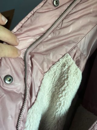 Abrigo rosa tipo parka de niña