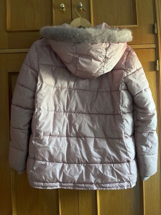 Abrigo rosa tipo parka de niña