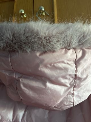 Abrigo rosa tipo parka de niña