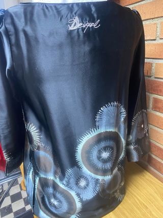 Blusa Desigual negra y azul