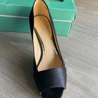 Zapatos Clarks negros, puntera abierta