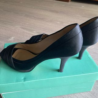 Zapatos Clarks negros, puntera abierta