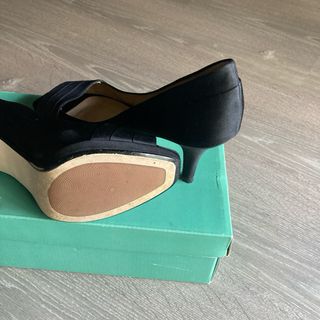Zapatos Clarks negros, puntera abierta