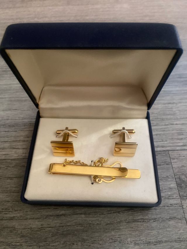 Gemelos y clip dorados