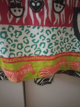 Camiseta motivos África desigual