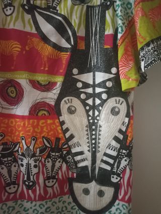 Camiseta motivos África desigual