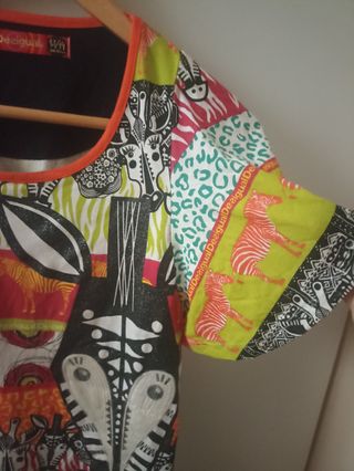 Camiseta motivos África desigual
