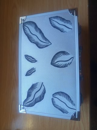 Maletín metálico decorado