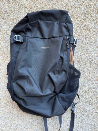 Mochila Quechua negra y marrón