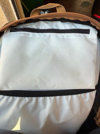 Mochila Quechua negra y marrón