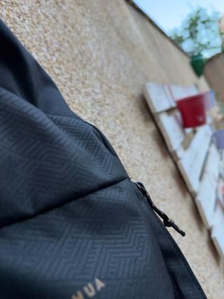 Mochila Quechua negra y marrón