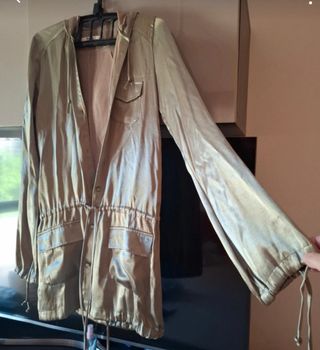 Parka dorada con capucha