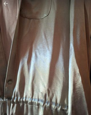 Parka dorada con capucha