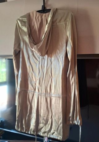 Parka dorada con capucha