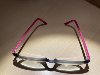 Montura de  gafas gris y rosa