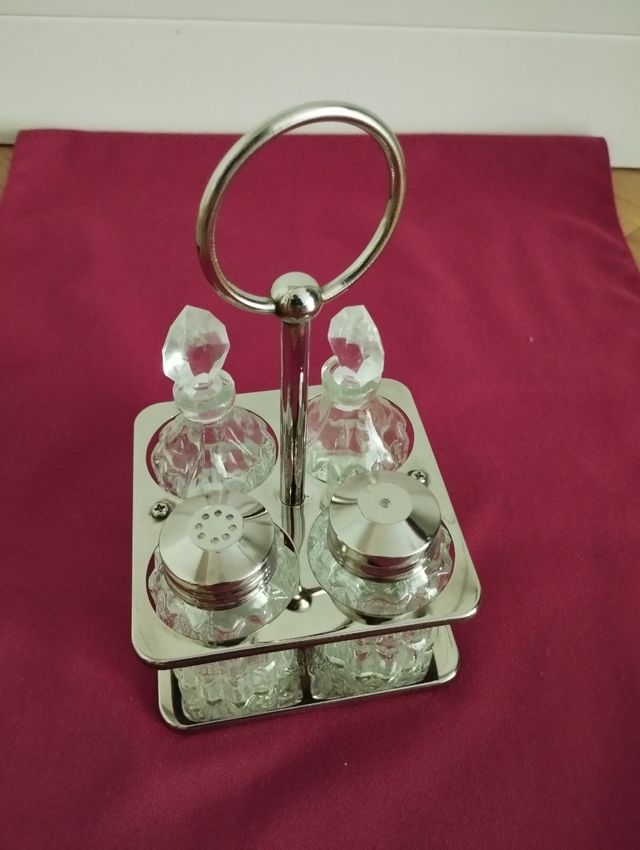 Juego de vinagreras con soporte plateado