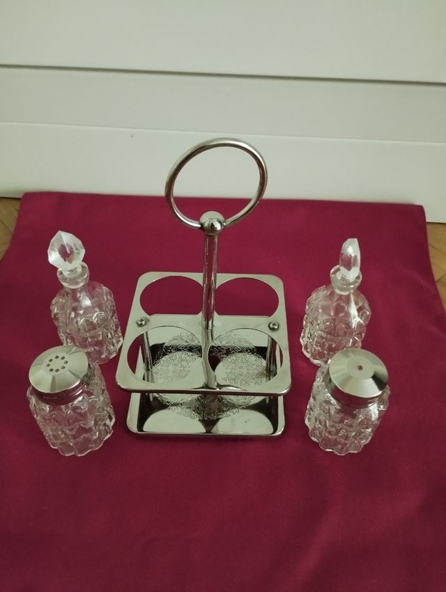Juego de vinagreras con soporte plateado