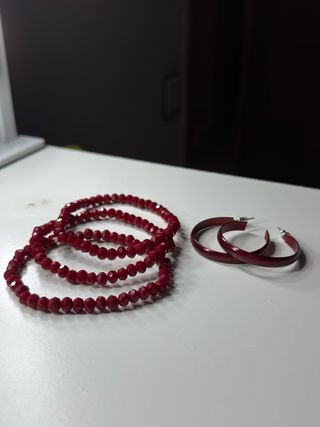 Pulseras y pendientes rojos