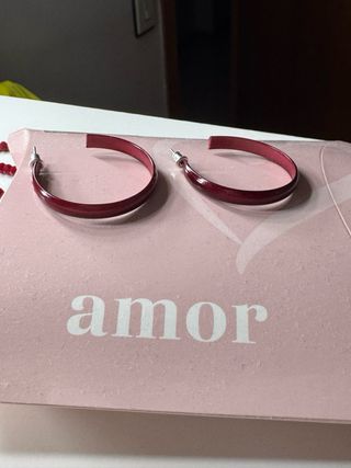 Pulseras y pendientes rojos