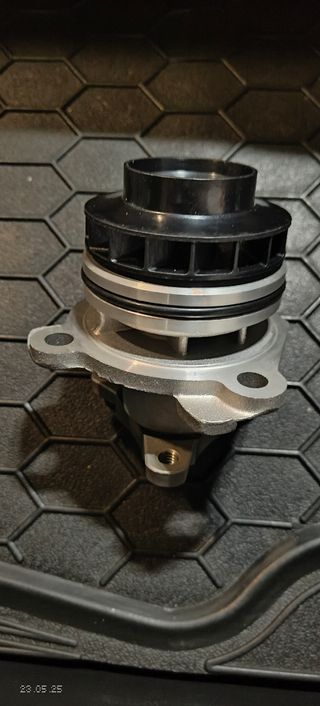 Bomba de agua para motor 2.0 dci marca Gates NUEVA