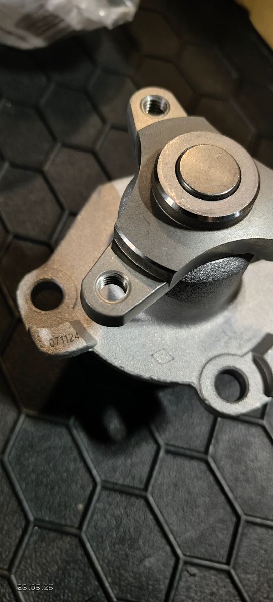 Bomba de agua para motor 2.0 dci marca Gates NUEVA