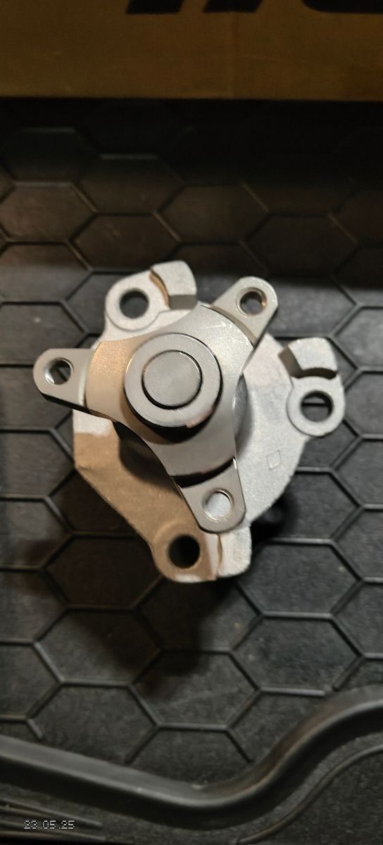 Bomba de agua para motor 2.0 dci marca Gates NUEVA