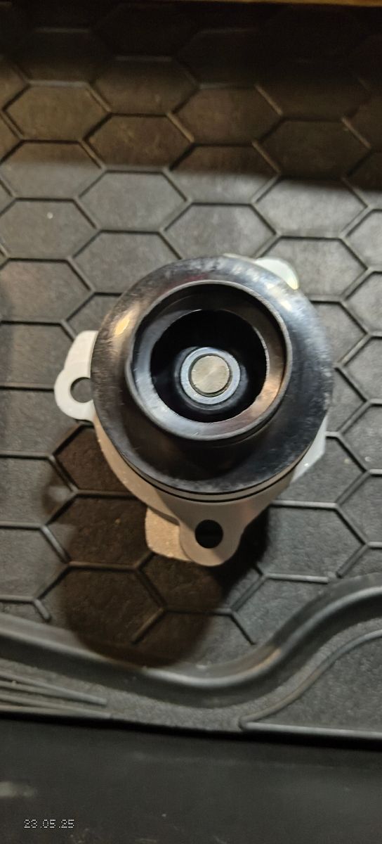 Bomba de agua para motor 2.0 dci marca Gates NUEVA