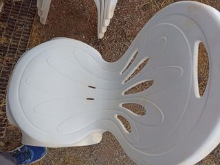 4 Sillas blancas de plástico