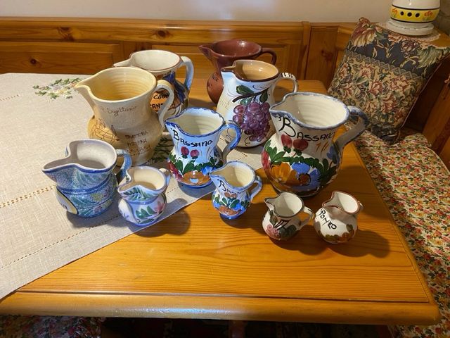 11 Brocche/Caraffe in ceramica decorate a mano