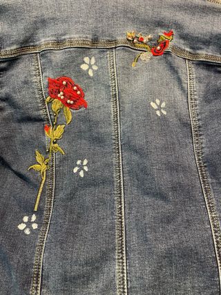 Chaqueta vaquera bordada con pedreria - Talla 42 