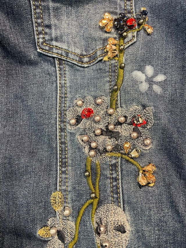Chaqueta vaquera bordada con pedreria - Talla 42 