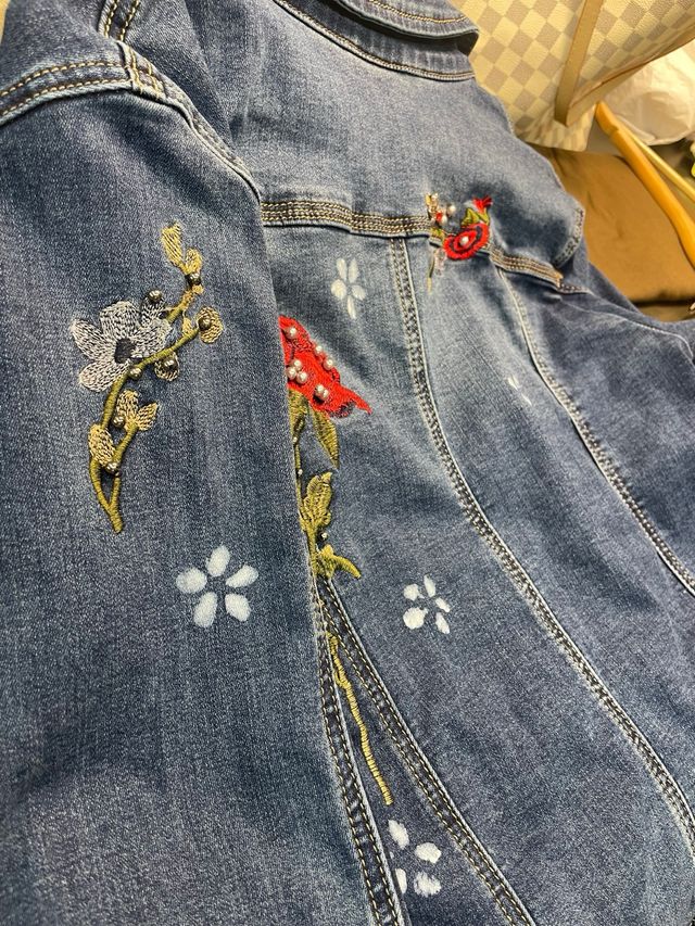 Chaqueta vaquera bordada con pedreria - Talla 42 
